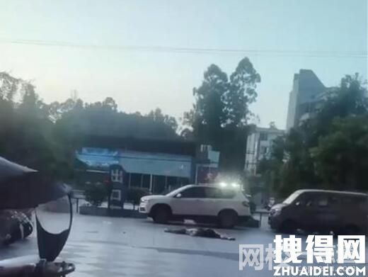 疑女子跳樓砸中路人:2具遺體被拉走 為什么跳樓自殺？