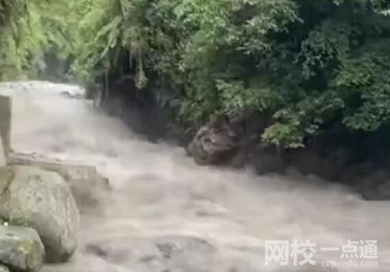 彭州突發山洪黑衣男子逆行救人 始料未及真相簡直暖心至極