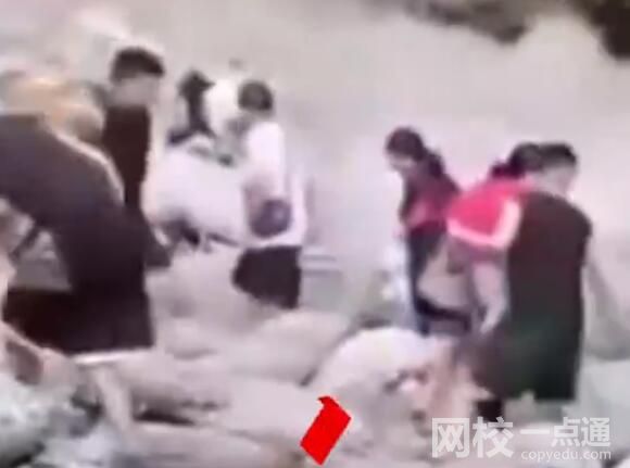 彭州突發山洪黑衣男子逆行救人 原因竟是這樣太感人了