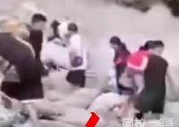 彭州突發山洪黑衣男子逆行救人 黑衣男子爭分奪秒沖上前將女子扶起撤離