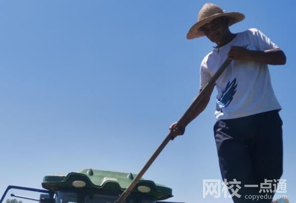鄱陽湖河床變草原 當?shù)厝碎_車飛馳 為什么水位持續(xù)下降？