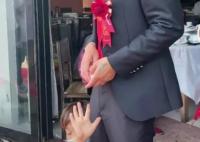 新郎遭陌生大媽抱大腿要紅包 如此婚鬧討錢(qián)實(shí)在難看