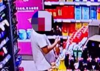 男子超市連擰7瓶飲料看是否中獎(jiǎng) 該男子行為實(shí)在是太可恥了