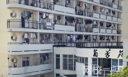 學校查寢男生宿舍外垃圾堆成山 具體是什么情況?