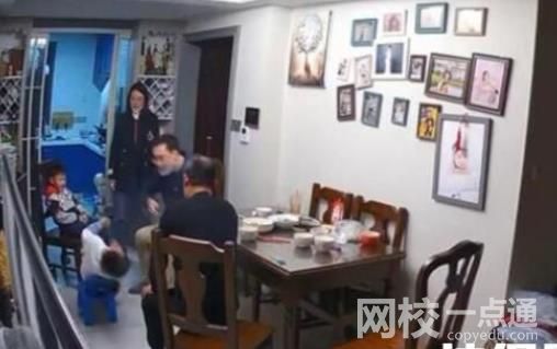 老人遭魯某推倒后多次沖向廚房 房內監控記錄下完整過程