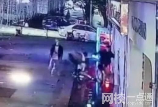 兩女孩下班遭多名男子當(dāng)街毆打 拳腳相加實(shí)在是嚇人