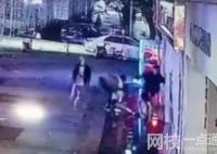 兩女孩下班遭多名男子當街毆打 拳腳相加實在是嚇人