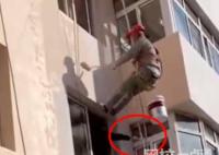 警方回應(yīng)業(yè)主持刀威脅外墻作業(yè)工人 原因竟是這樣簡直太恐怖了