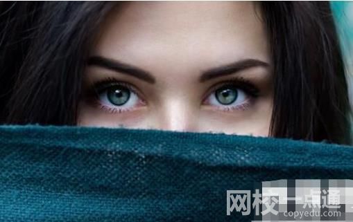 18歲女孩右眼天生藍瞳 自己從小就被視為異類