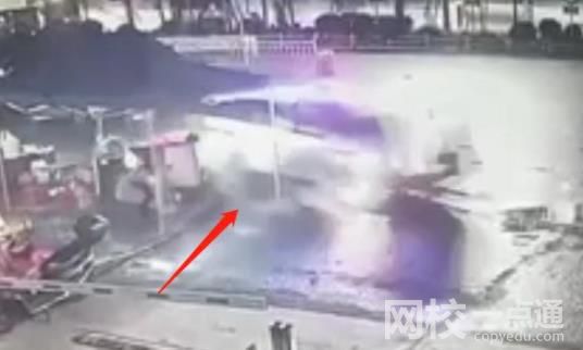 廣西一醉酒男子盜警車后撞三輪車 具體是什么情況?