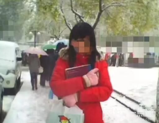 把父親送進監(jiān)獄后 她仍不原諒母親 背后真相到底是什么?