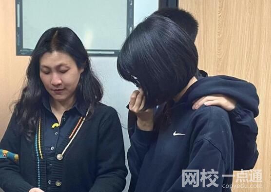把父親送進監獄后 她仍不原諒母親 背后真相到底是什么?