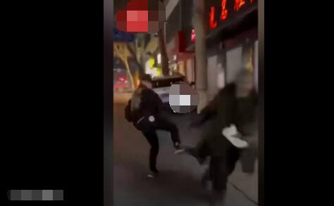 邢臺男子背后飛踹拾荒老人 警方回應 內幕簡直太恐怖了