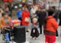商場回應保安驅趕殘疾女子賣藝 為什么引爭議？