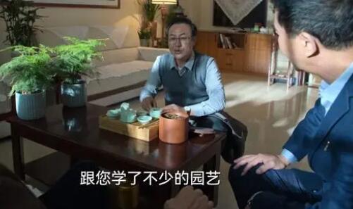 大學老師撞臉高啟盛 戴著眼鏡舉手投足都神似