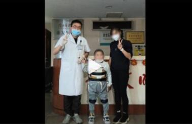 4歲娃17樓墜落140天后重新行走 究竟是怎么回事？