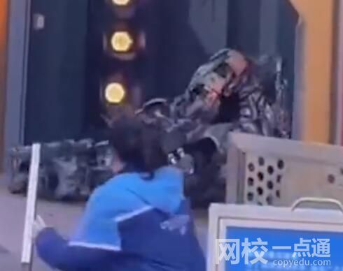 威震天在北京環球影城摔了一跤