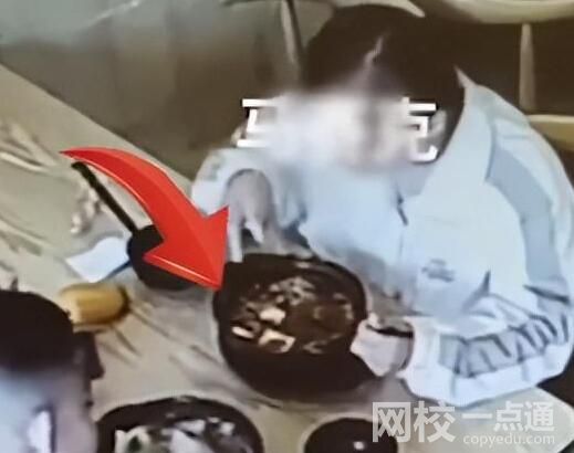 女子帶孩子吃飯故意往菜里扔頭發
