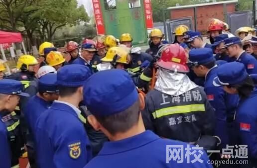 小伙戒指卡手遇130名消防員演訓 內幕曝光簡直太崩潰了