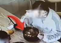 女子帶孩子吃飯故意往菜里扔頭發 始料未及真相簡直太意外了