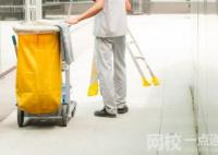 退休教師在醫院做保潔:找不到其他活 原因竟是這樣太無奈了
