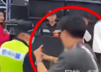 成都草莓音樂節一男子對警察豎中指 內幕曝光簡直太意外了