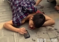 男子被捅后趴在地上淡定玩手機 原因竟是這樣太崩潰了