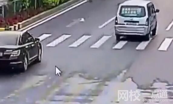 特斯拉撞飛騎手后沖上人行道 究竟是怎么回事？
