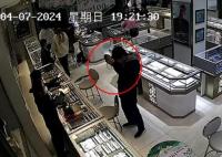 小伙金店試戴70g金項鏈拔腿就跑 光天化日實(shí)在膽大包天