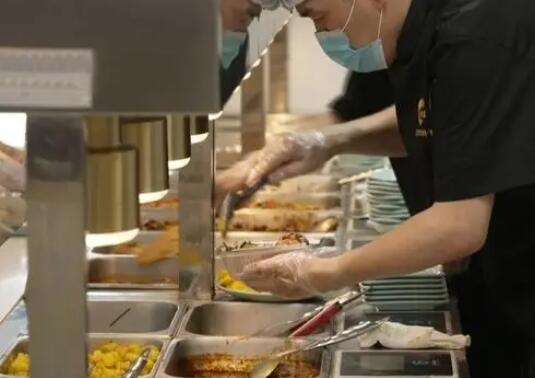 上海一社區食堂推出剩菜盲盒 大家都很喜歡這個活動