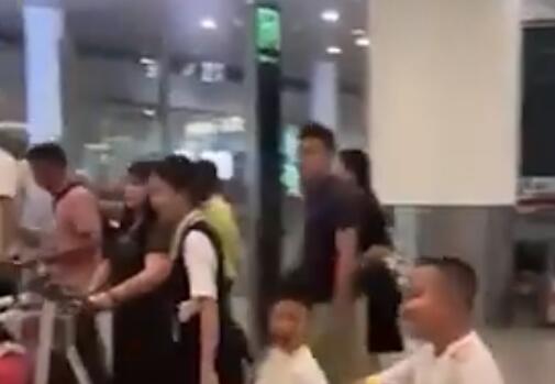 5歲娃獨自乘飛機 空姐地勤接力陪護 實在太暖心了
