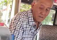 老夫妻連續9年給開公交的兒子送飯 這也太暖心了