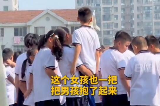 男生看畢業典禮被高個女生霸氣抱起 這樣太有愛了