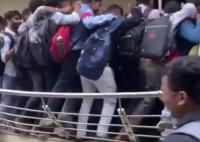 印度1800人競聘10崗位擠斷欄桿 這競爭也太激烈了吧