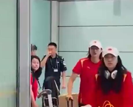 朱婷在機場勸大家不要再拍了 光速換裝備