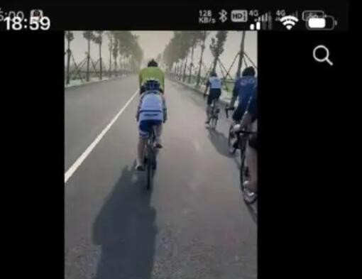 父親帶兒子騎行 兒子遭汽車碾壓身亡 實在太悲劇了
