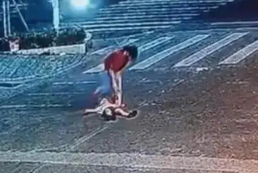 男童躺馬路中間被轎車碾壓 警方回應 實在太嚇人了