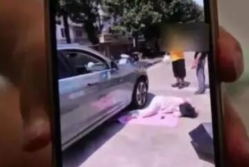 女子趴小區地上曬背被車撞傷 實在太悲劇了