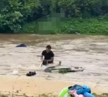 露營基地突發洪水多人被水流沖走 實在太驚險了