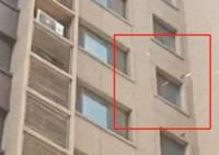 女子高樓撒10萬現金后跳樓?警方回應 為什么撒錢跳樓？