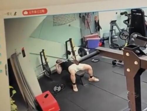 男子健身被杠鈴壓住 大聲呼救后獲救 實在太驚險了