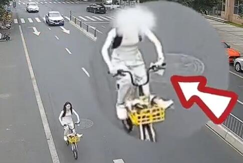 女子拿手機(jī)騎單車摔倒身亡 實(shí)在太悲劇