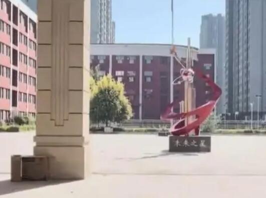 家長到校取學籍卡發現人去樓空 為什么沒人了？
