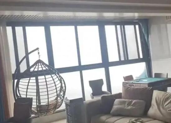 重慶大風掀走落地窗 像“開罐頭” 實在太罕見了