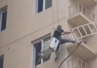 師傅高空裝空調 大樓護欄一扒就掉 實在太嚇人了