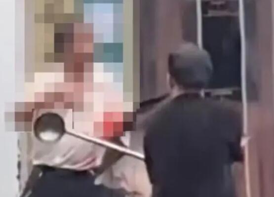 男子持刀傷人 鹵菜店店長拿大勺對峙 為什么引熱議？