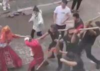新郎接親被追打是習俗?當?shù)乇僦{ 為什么引爭議？
