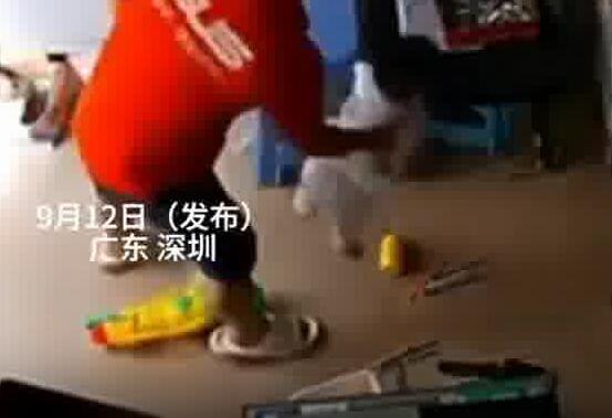 男子抱孩子玩耍時手機發生自燃 實在太嚇人了