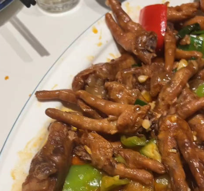 男子懷疑飯店的雞爪是別人吃過的 到底是不是真的？