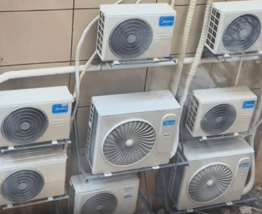 銀行對著居民樓裝8臺空調外機 為什么引爭議？
